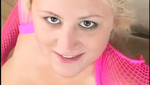 Sıcak sarışın içinde pembe alır twat dildoed tarafından iri parça olarak o darbeler bir büyük çük üzerinde kanepe