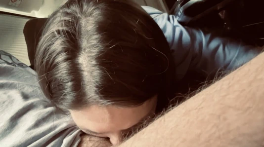 Sekreter Bilgisayarda çalışırken patronumu derin boğazından emiyorum