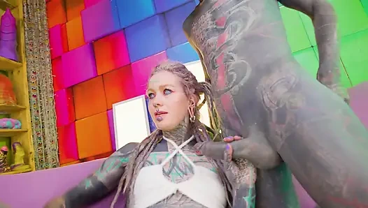 Dövmeli alt sürtükler siyah dövmeli yarak - atm, gırtlağına kadar alma ve yüze boşalma