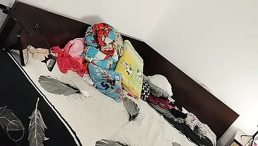 Seksi esmer evin etrafında çıplak ev işleri yapıyor