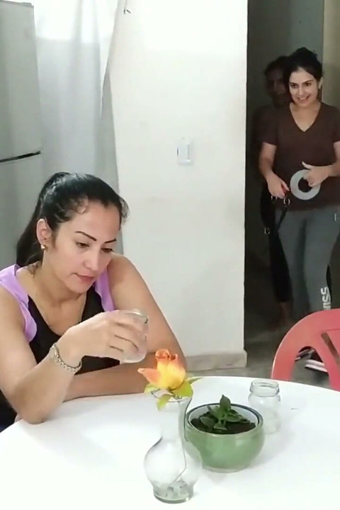 Üvey annenin yeni tıkaçlarını iyi bir kullanıma sokuyor! (tam sürüm)