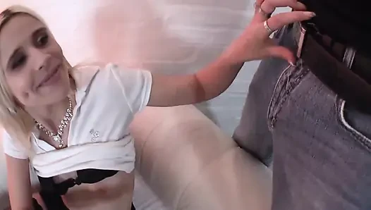 Siyah çoraplı sarışın ve seksi orta yaşlı seksi kadın dildoyla sikişiyor ve gerçek bir yarak alıyor