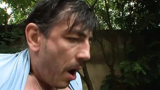 Açık bikini bebek ile dik meme sikikleri yabancı