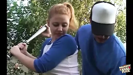 Onu yaralamayı telafi etmeye yardımcı olmak için, sportif kızlar ona çifte sakso çekiyor