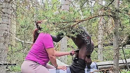 Sürtük ateşli evli kadın Polyjswitch ormanda biraz büyük odun buluyor