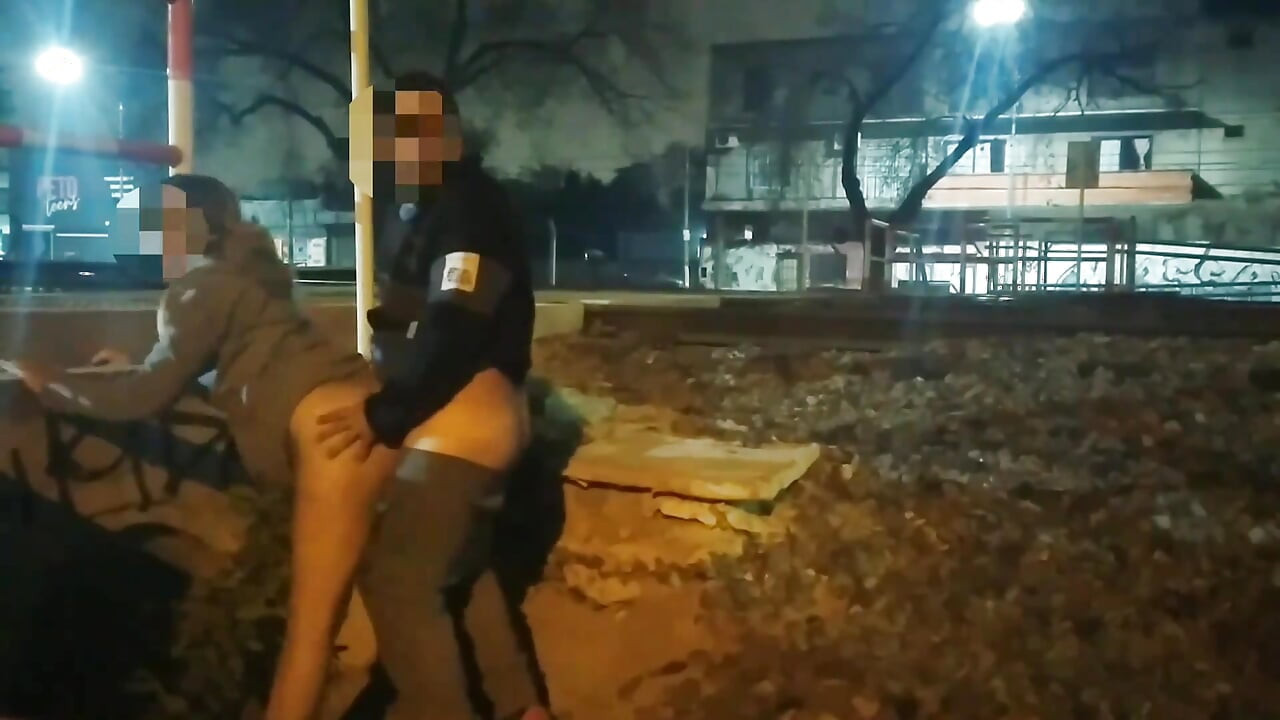 Kız sokakta çıplak teşhir ediyor halka açık röntgencilerde sikişiyor ve polis tarafından yakalandı