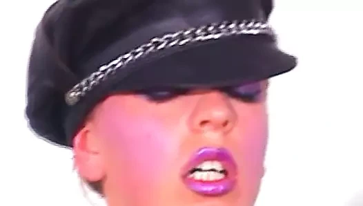 İki harika görünümlü Alman kız uzun bir penisi paylaşıyor