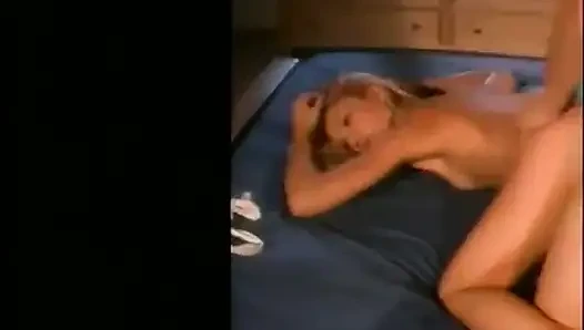 Похотливая брюнетка сосет яйца, пока сексуальную блондинку трахают во время тройничка