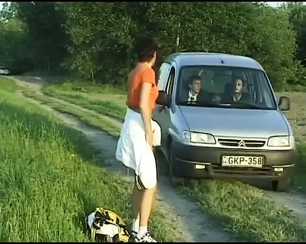 Kısa saçlı Alman sürtük deliklerini büyük yarak ve oyuncaklara kullanıyor