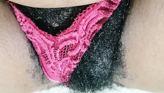 Külotunu bir kenara koyan güzel olgun orta yaşlı seksi kadın kıllı amcık