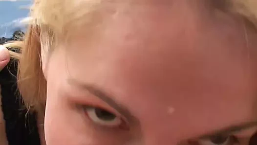 Bir yarak yeterli değil - edepsiz anne herkesi sikiyor