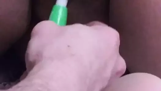 Karısının etli kedi ile oynayan koca