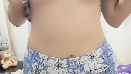 18 yaşındaki üniversiteli kız bahsi kaybediyor ve bana göğüslerini gösteriyor