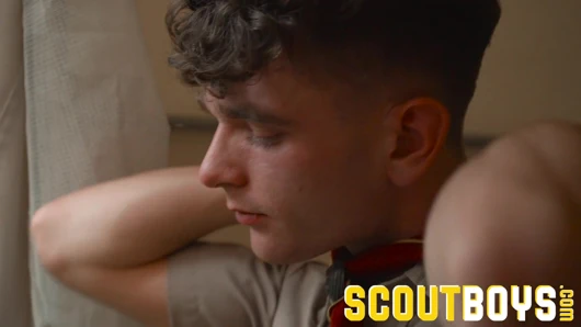 Scoutboys üniformalı izci ustası, Jordan Starr prezervatifsiz
