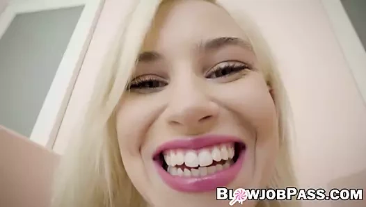 Sarışın genç kiara cole deepthroats büyük çük ve kırlangıçlar boşalmak