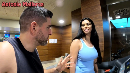 Büyük götlü Brezilyalı sürtük spor salonunda sert sikiliyor