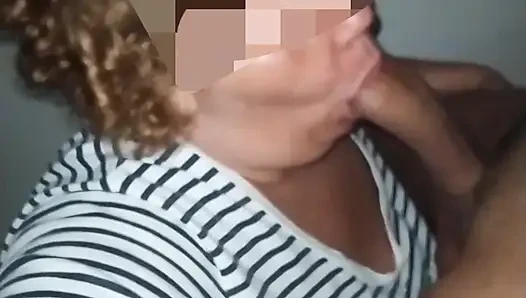 Evli kadın daha fazla dayanamayacak ve boşalana kadar büyük bir yarağın tadını çıkarıyor
