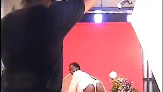Çikolata bebek kürklü burgerini fotoğrafçılar tarafından sert dolduruluyor