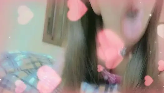 Sevimli küçük tavşanın senin için sert ve büyük bir havuç alıyor ve inliyor