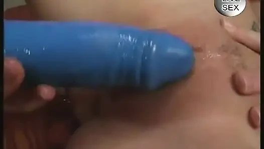 Yuvarlak götlü sarışın bakış açısıyla yarak emmeden önce amını oynuyor
