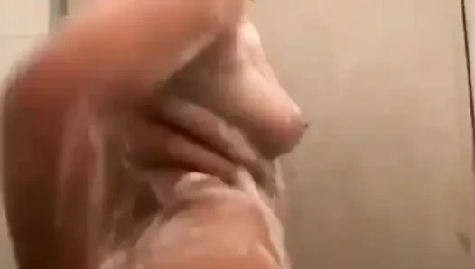 Büyük götlü düzgün vücutlu mankenle banyo yapıyor.