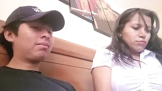 Sekreter erkek arkadaşına sadakatsiz olduğu için suçluluk duyuyor, bunu çok düşünüyor ama beni sikmeye devam ediyor