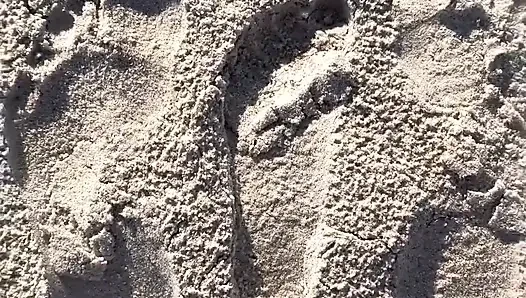 16 feet boyutunu plajda kum baskılarıyla karşılaştırıyor