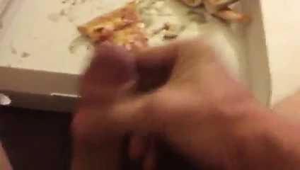 Yıkanmamış horoz pizza dilimi üzerinde patladı