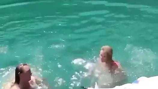 2 fıstık, bir büyük göt bir büyük memeli