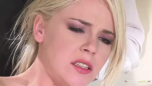 Sarışın iki adam tarafından sikilen esmeri yalıyor