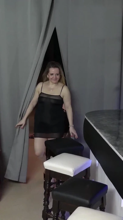 Зрелая женщина использовала свое очарование, чтобы наслаждаться времям удовольствия с удобного мужика