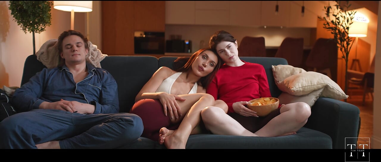 Lezbiyen seks yapıyorduk ama sonra adam uyandı... 4K HD Tim Team