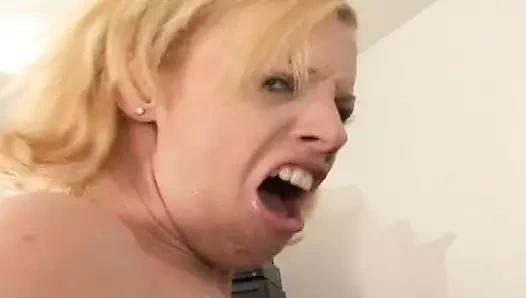 Çoraplı azgın sarışın ırklararası üçlü grup seks yapıyor