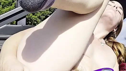 Kızıl saçlı büyük zenci yarağı fışkırtarak ve çok edepsizce konuşarak götünü ve amını sikiyor