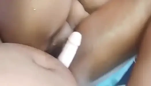 Dildoyla beni sikiyorum amcığımın derinliklerine boşalıyor
