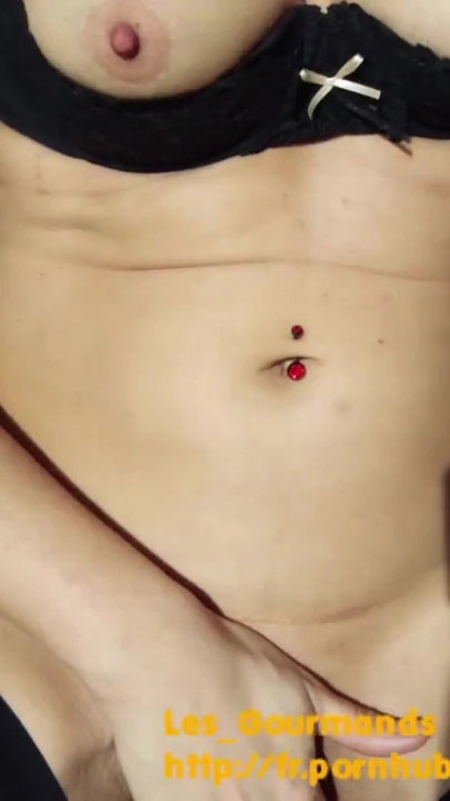 Незабываемый момент из "Очень шлюховатая милфа сосет большой член своего мужа, трахая пальцами ее киску, и получает огромный"