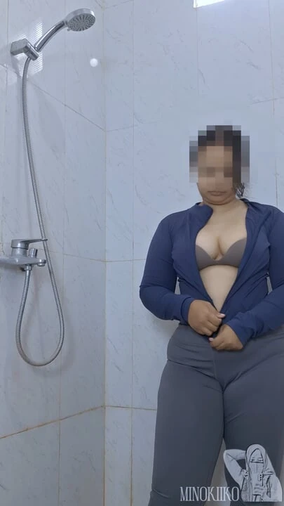 Asyalı orta yaşlı seksi kadın spor salonunda fitness yaptıktan sonra terini temizliyor - minokiiko