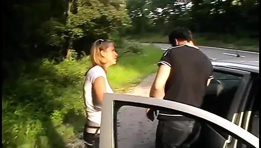Tokatlıyor, kölesini açık havada tekmeliyor