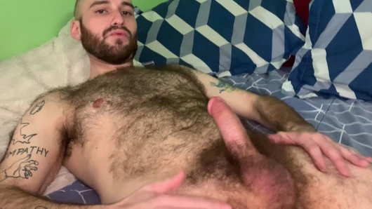 Travis seksi kıllı vücudunun her yerine büsbüs alıyor!