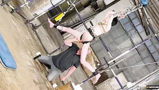 baskın twink barebacks onun alt sonra onu kısıtlamak