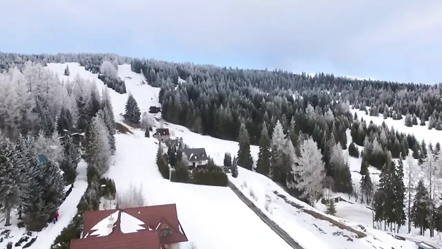 Siyah ve zenci kanepede yarağa biniyor ve ateşli dövmeli kız sert sikişiyor