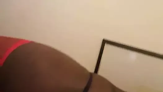 Siyah travesti şişman götünü gösteriyor