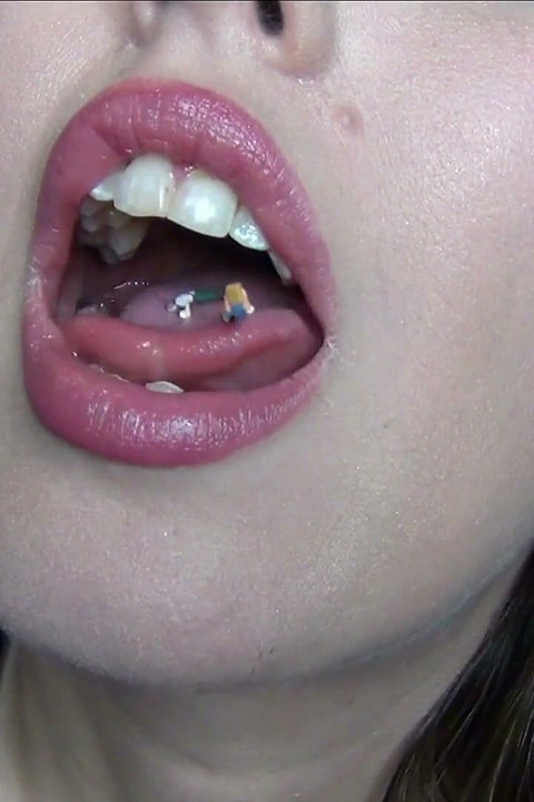 Giantess ağız ağzı azdırıyor yakın ultraviyole yutuyor