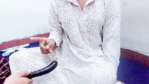 Üvey babam dildoyla parmaklarken beni aradı ve beni daha sert sikiyor