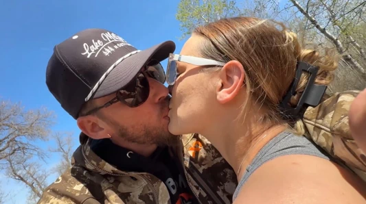 Açık havada teşhir ederken ve azdırırken kamp kuruyor