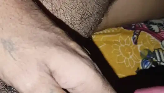 Hintli edepsiz büyük yarakla şımarık sikişiyor ve adam Hintli kızı ıslak amına sokacak eski pikap şemasını istismar ediyor