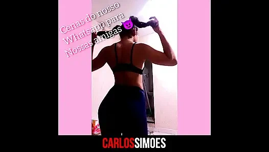 Genç, yaramaz esmer arkadaşıyla