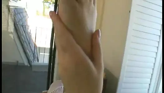 Ayak fetişli sarışın bebek yapay penisle tek başına mastürbasyon yapıyor