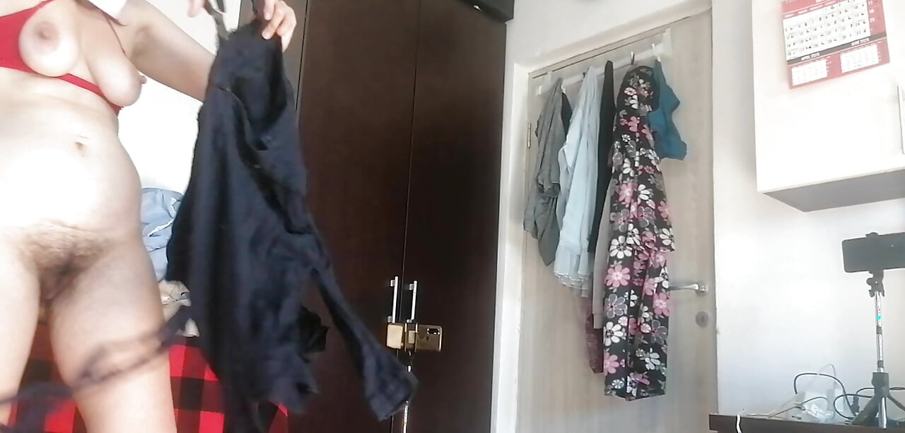 Seksi latin kadın kıyafetlerini deniyor ve kesiyor