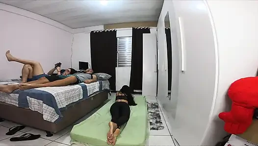 Evli kadın arkadaşıyla aynı odayı paylaşmak zorunda kaldı